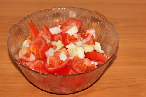 tomatoes cut frisch