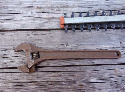 tool wrench saw