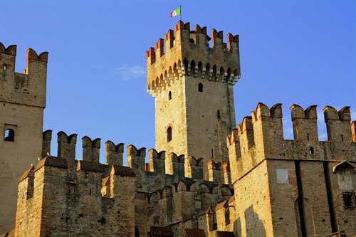torre  castle  walls