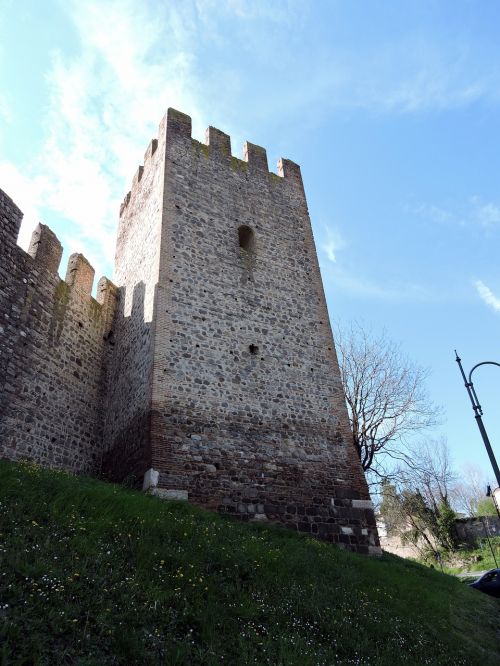 torre walls sky