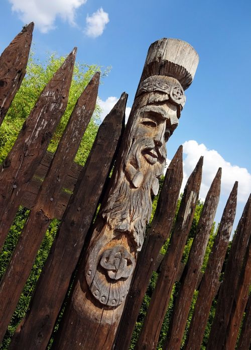 totem wood fence