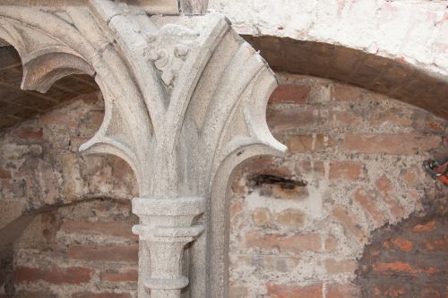 tracery wall pillar