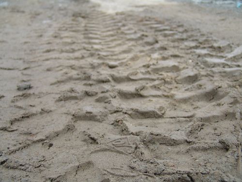 traces tire tracks sand
