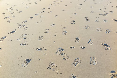 traces  beach  sand