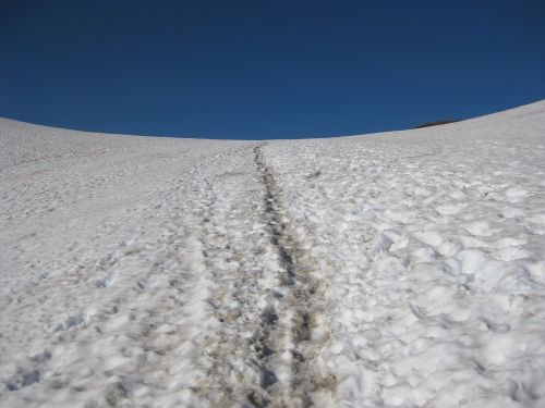 traces mountains snowy landscape