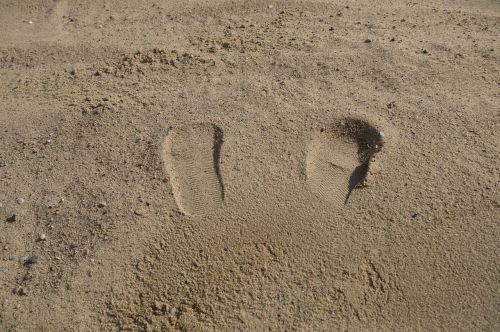 traces feet sand