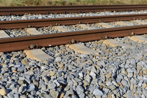 track  pebble  gravel