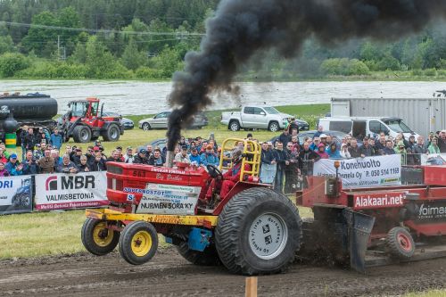 tractor contest race