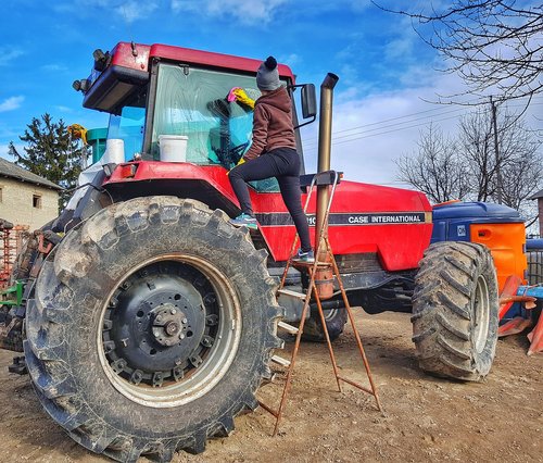 tractor  female farmer  rolnik