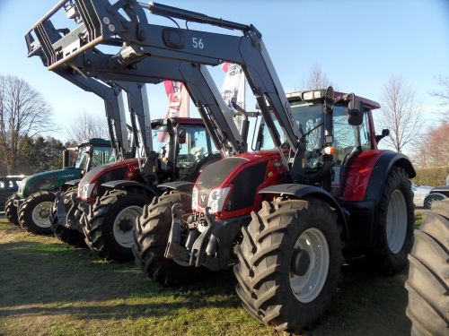tractor agriculture valtra