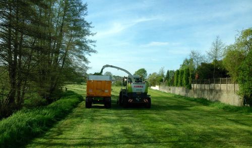 tractor chopper grass clippings