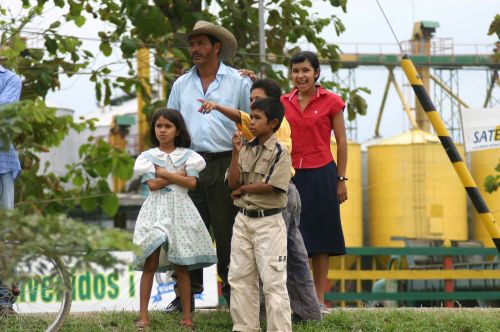 traditional colombian family children cordoba
