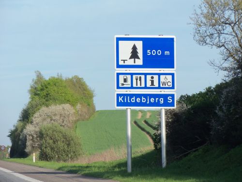 traffic sign resting place sky