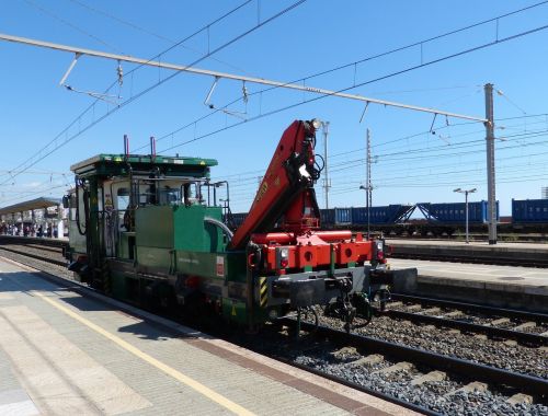 train railway crane