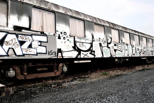train  tag  graffiti