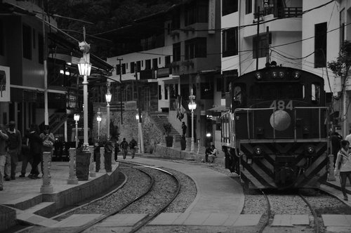 train  black and white  aguas calientes