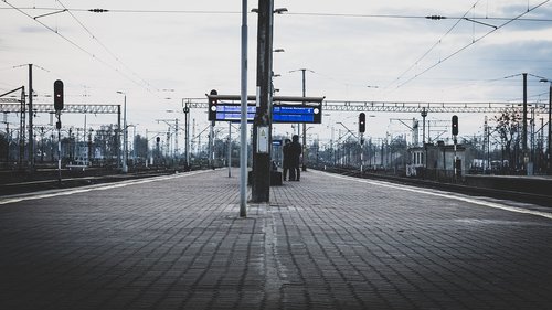 train  station  road