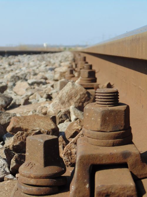 train itself screws stones