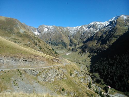 transfagarasan road valley