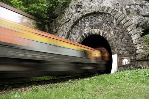 transport tunnel train