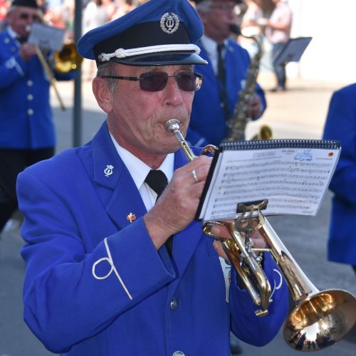 trumpet uniform musical instrument