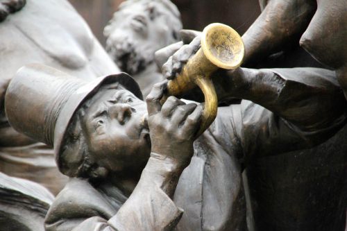 trumpeter monument figure