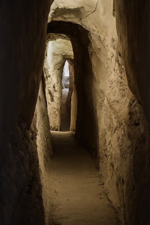 tunnel  dark  narrow