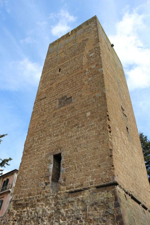 tuscania torre sky