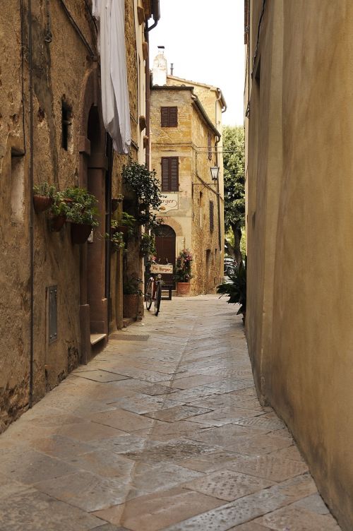 tuscany italy street