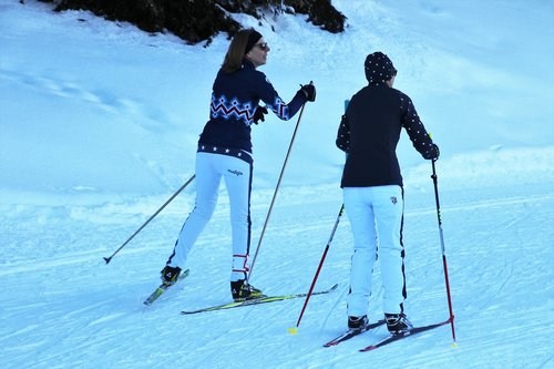 two  ski  skis