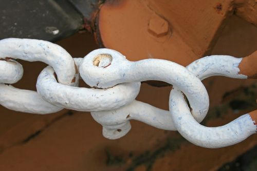 U-buckles &amp; White Chain Connected