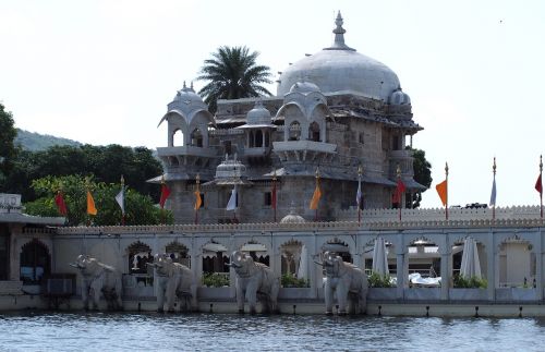 udaipur palace lake