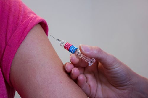 vaccination doctor syringe