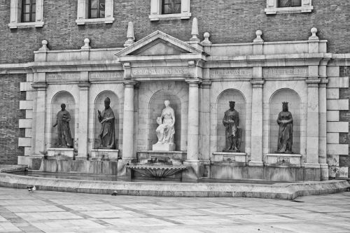 valencia university statues