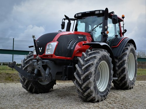 valtra  earth  machine