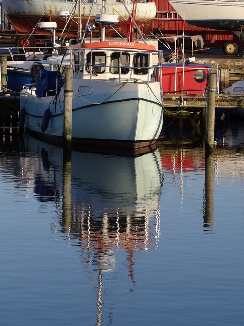 vandspejling  mirroring  fishing boat