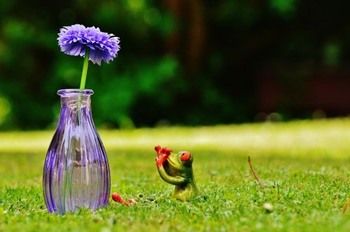 vase flower frog