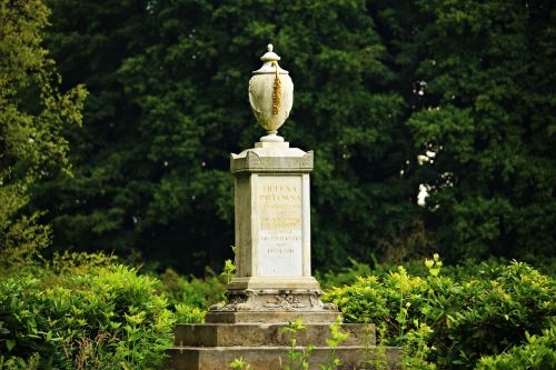 vase sculpture monument