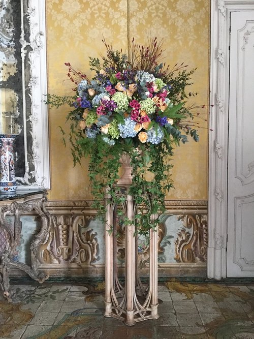 vase  bouquet  composition
