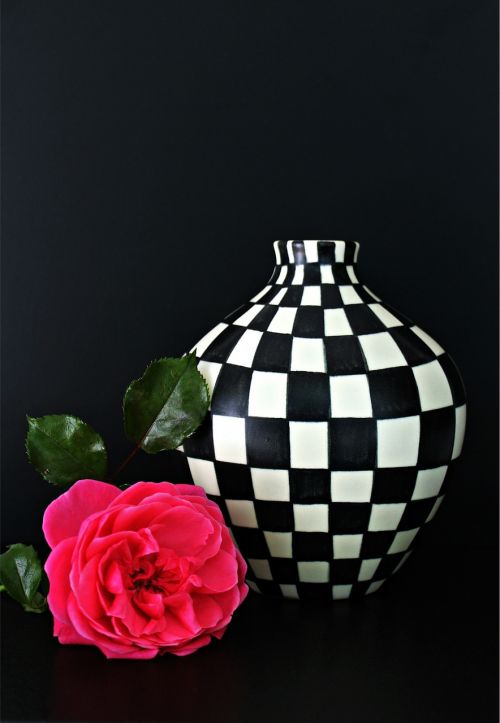 vase rose design