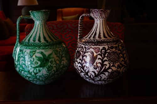 vases green red