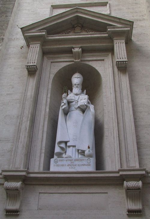 vatican st peter's basilica statue