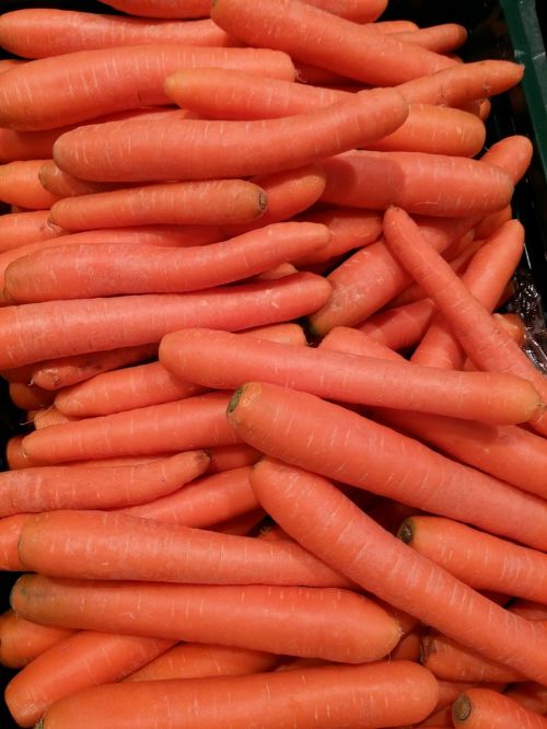 vegetables carrots market