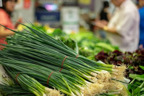 vegetables  spring onion  market