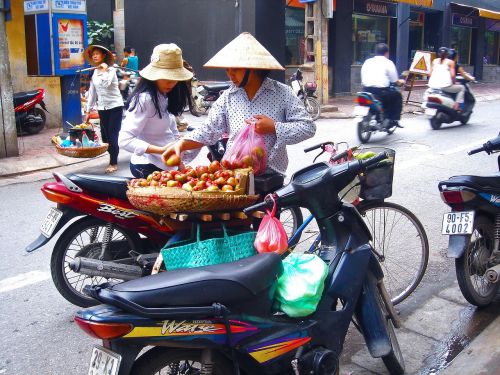 vendor fruits women