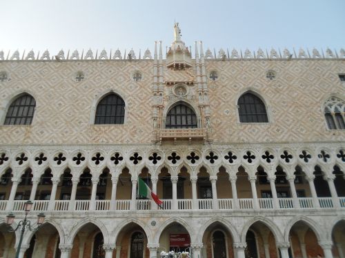 venice gondola tourism