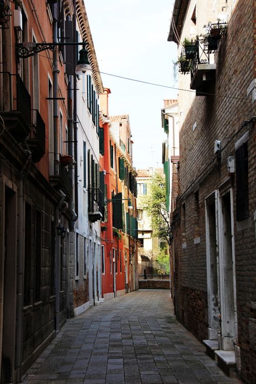 venice building alley