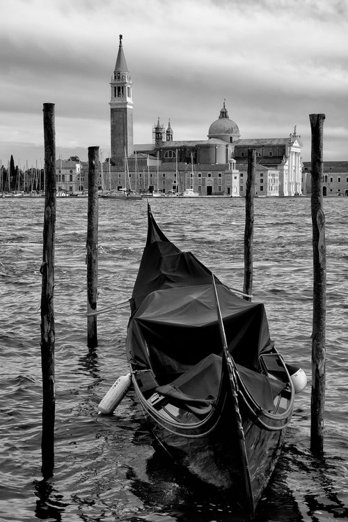 venice  gondola  black and white