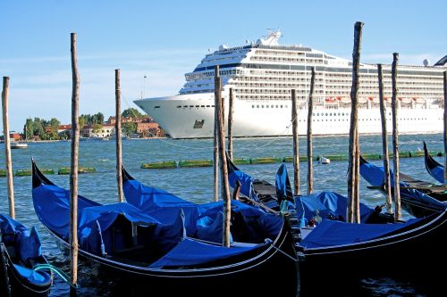 venice italy cruise ship gondolas