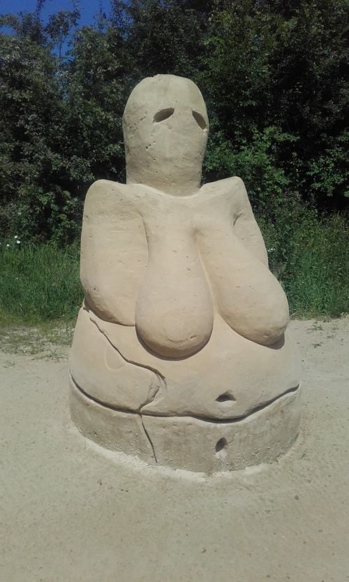 venus statue sand sculptures
